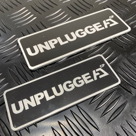 完売 廃盤 再販なし UNPLUGGED CP アルミロゴプレート 横12cm 1枚  粘着テープ貼りつけ 保護フィルム貼付あり  自社 メール便