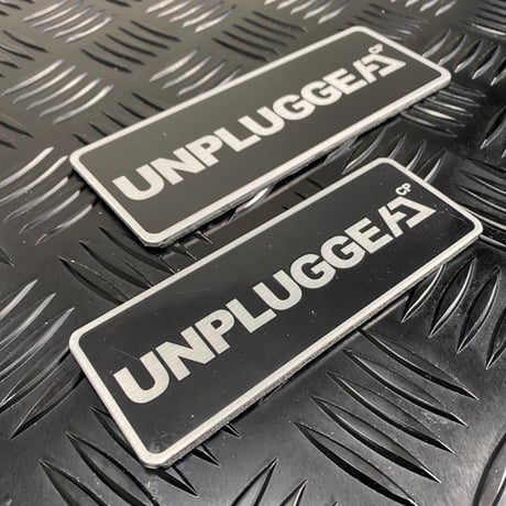 完売 廃盤 再販なし UNPLUGGED CP アルミロゴプレート 横12cm 1枚  粘着テープ貼りつけ 保護フィルム貼付あり  自社 メール便