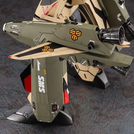 1:72 VF-19EF/A バトロイド イサム・スペシャル “マクロスF” ISAMU SPECIAL "MACROSS FRONTIER"