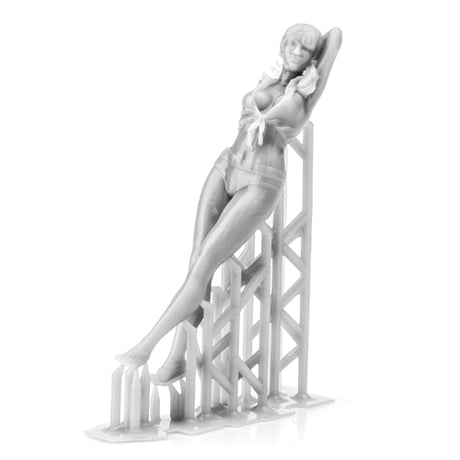 ボーイレッグ姿のジイナ JINA