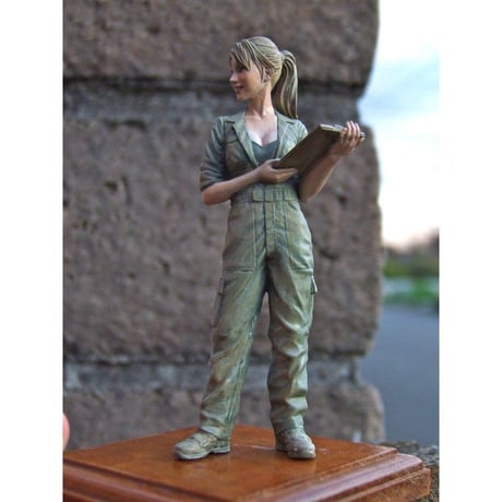 1:20 女性整備士(B) マルティナ技士 FEMALE MECHANIC B "MARTINA"