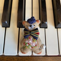 花束を持ったトラッドBear brooch