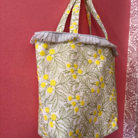 ミモザ刺繍のトートバッグ