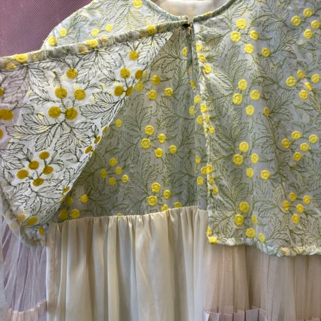 ミモザ刺繍のワンピース