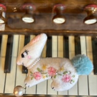 幸せを運ぶポーターRabbit  brooch