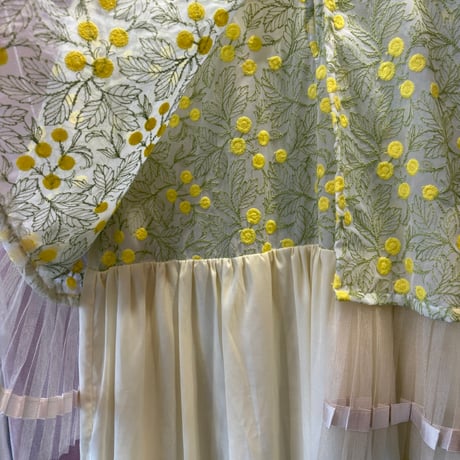 ミモザ刺繍のワンピース