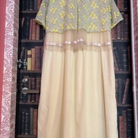 ミモザ刺繍のワンピース