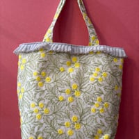 ミモザ刺繍のトートバッグ