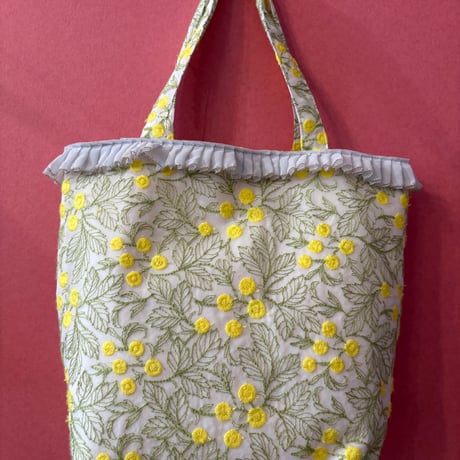 ミモザ刺繍のトートバッグ