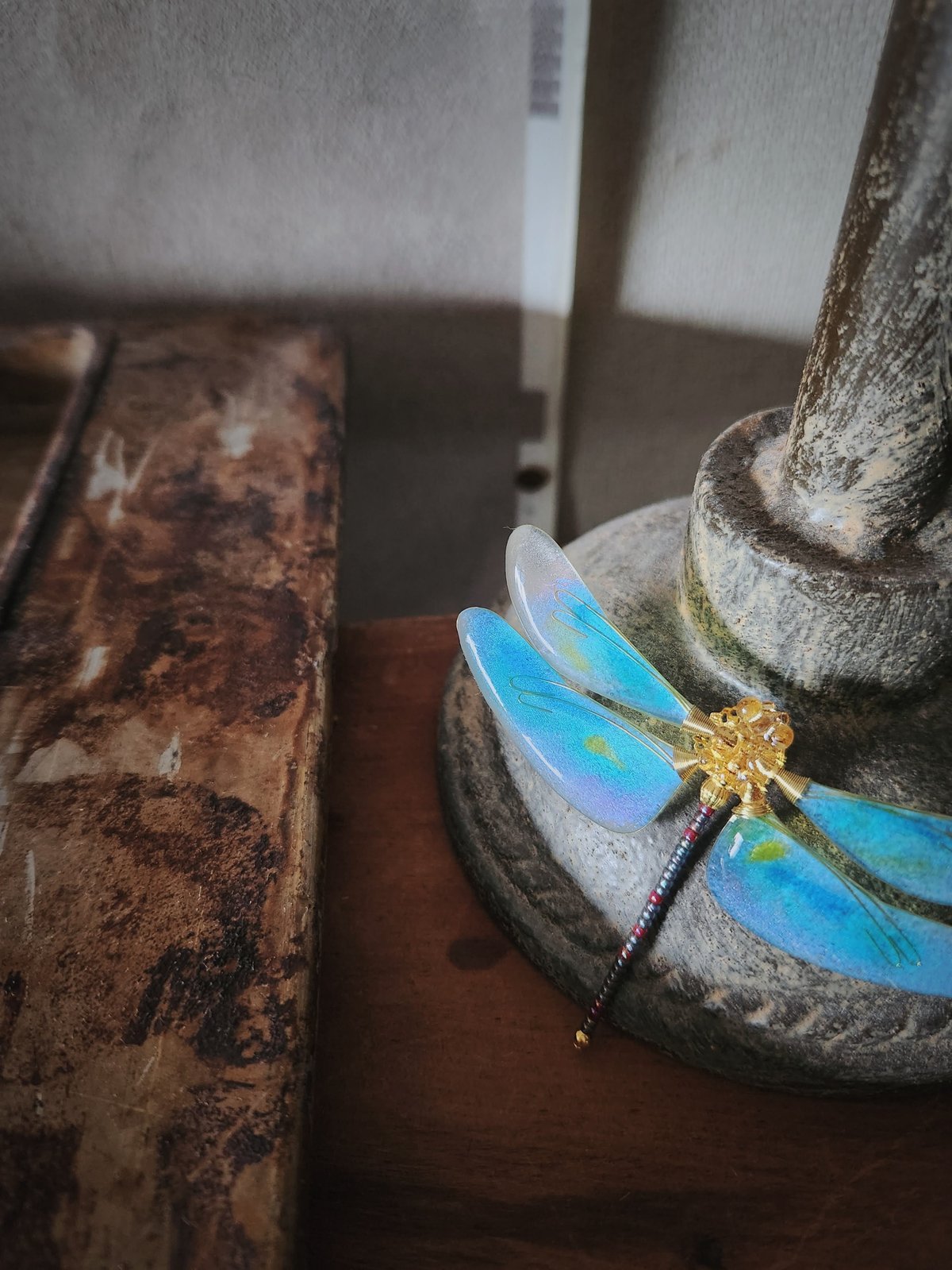 TOM / チョウトンボのブローチ《淡》 | AMULET