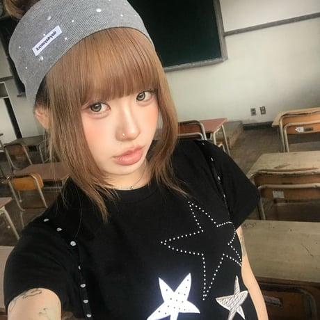 multi stars logo cropped tee