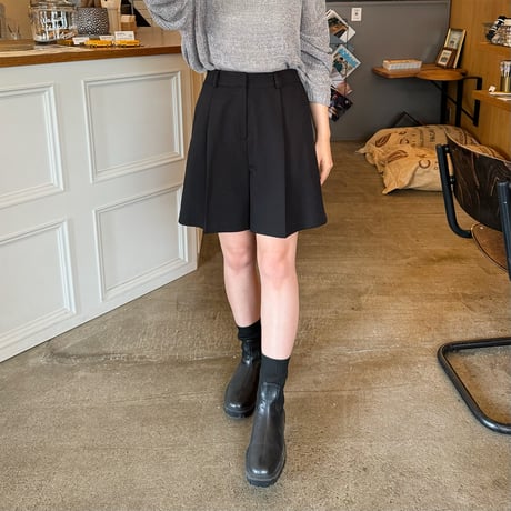 【SAMPLE SALE】high-waist tuck short pants