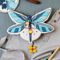 アレン デザイン スタジオ◆6016648◆トンボと花の振り子付き壁掛け時計◆ALLEN DESIGN  STUDIO