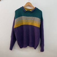 後ろを振り返るニット7498