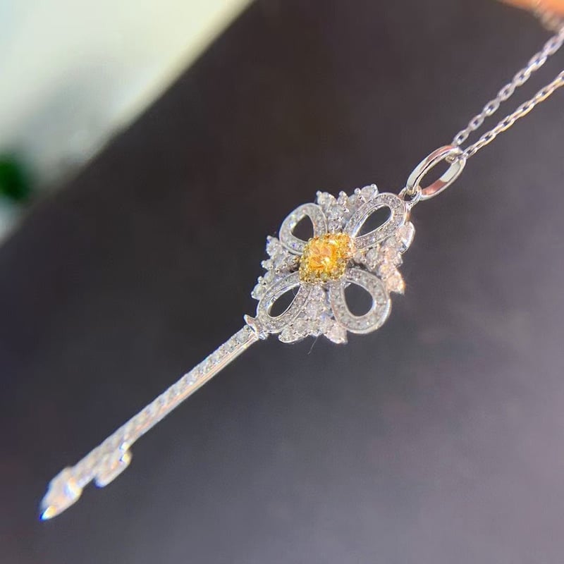 お得！K18WG イエローダイヤモンドネックレス　鍵 k18wg イエローダイヤモンドネックレス鍵