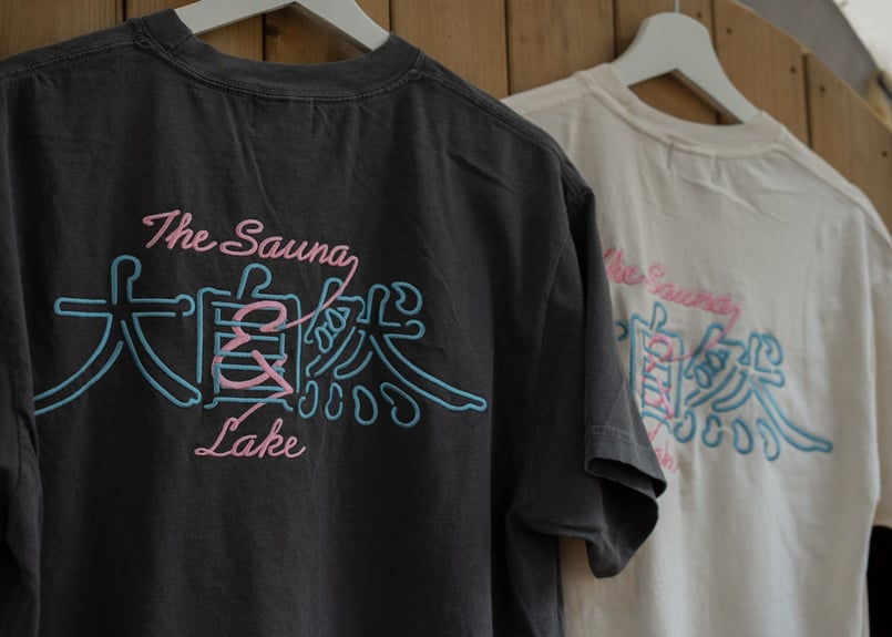 2025【KougoNewyork × The Sauna】大自然刺繍Tシャツ | The S