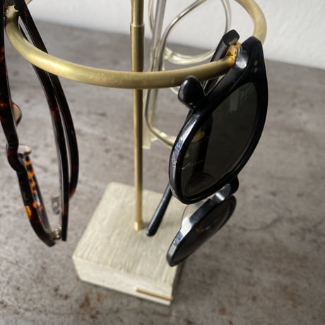 13-ss sunglasses stand