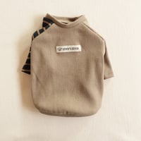 片腕ボーダーのリブニット（カーキブラウン×ネイビーとブラウンのボーダー）
