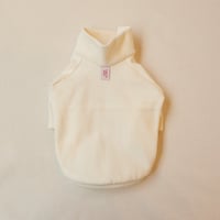 オフホワイトのハイネックニット