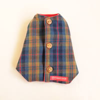 即納★【サンプルSALE】背開きベスト（青チェック×赤フリース）