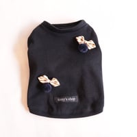 黒のタンクトップ（ベージュリボン×ネイビーチュールぽんぽん）
