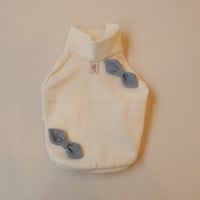 オフホワイトのハイネックニット（水色リボン付き）