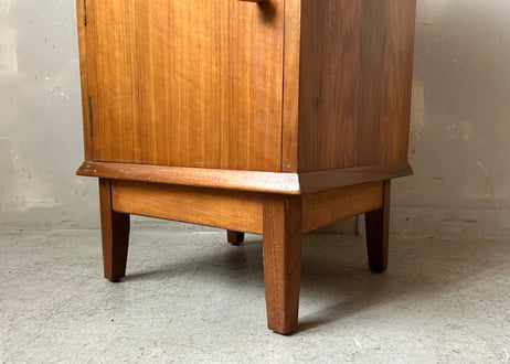 Alfred Cox　ベッドサイドキャビネット　S-2502-05