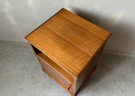 Alfred Cox　ベッドサイドキャビネット　S-2502-05