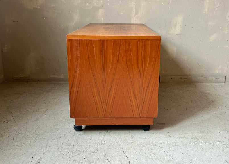 L3705-238 英国ヴィンテージ G-PLAN テレビボード キッチンボード L3705-238 英国ヴィンテージ G-PLAN ジープラン サイドボード