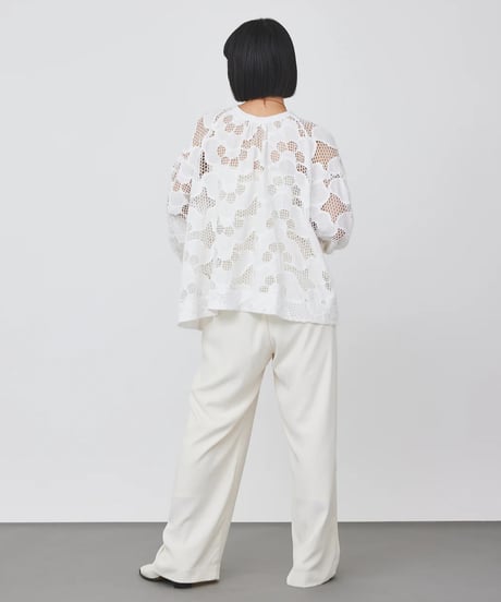 【torrazzo donna（トラッゾドンナ）】カットワークレースブラウス