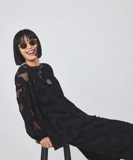 【torrazzo donna（トラッゾドンナ）】カットワークレースブラウス