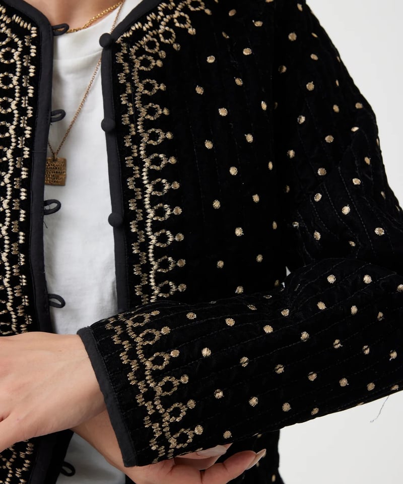 新品 Torrazzo Donna ベロア刺繍ヴィンテージ調ノーカラージャケット Torrazzo Donna（トラッゾドンナ）の「ベロア金刺繍ノーカラー