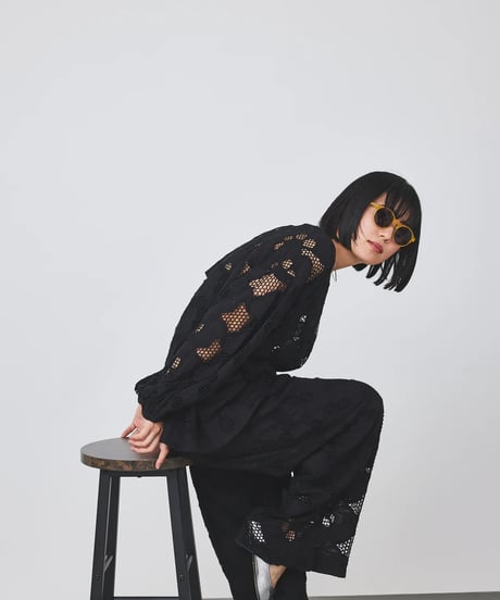 【torrazzo donna（トラッゾドンナ）】カットワークレースブラウス