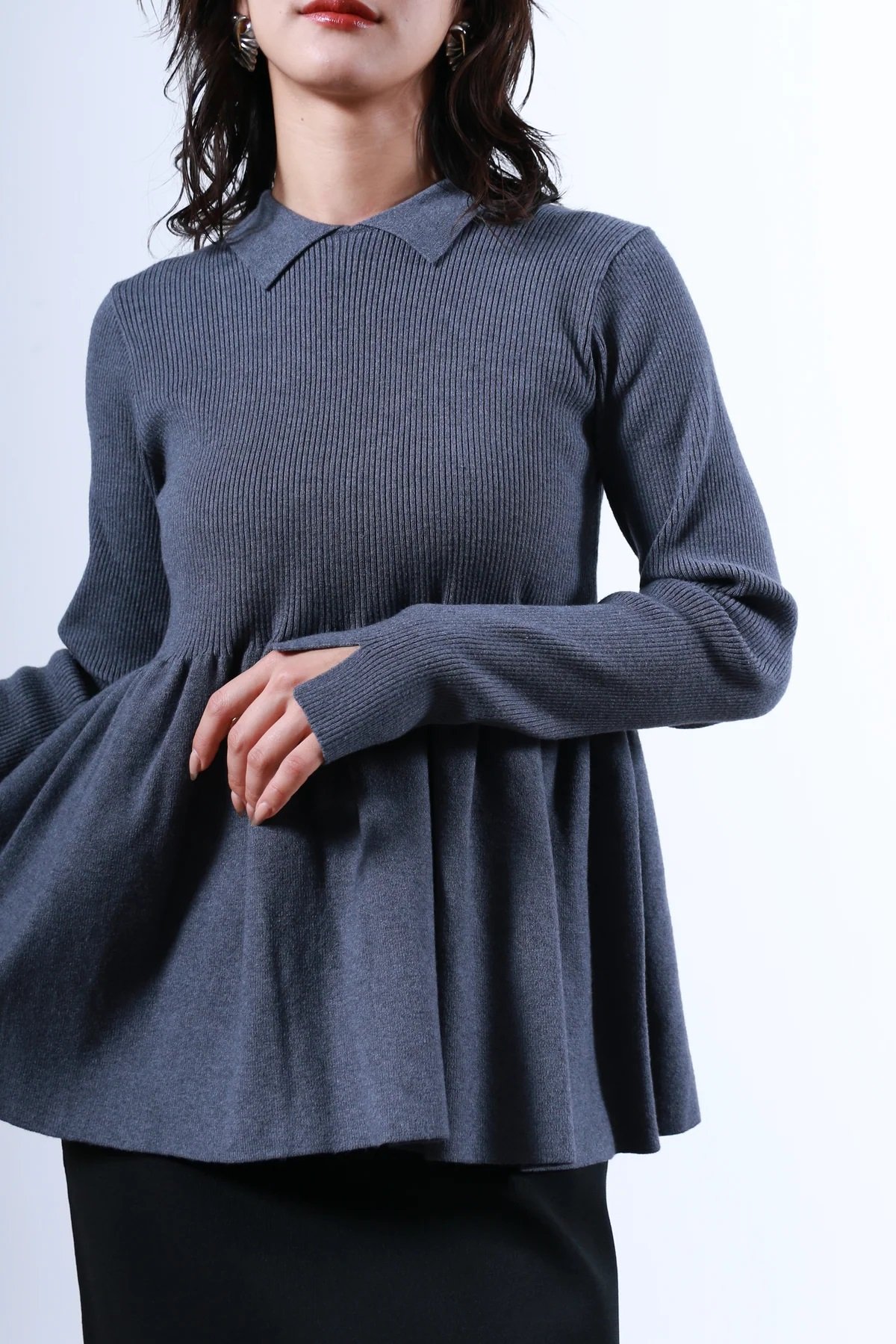 torrazzo donna（トラッゾドンナ）】衿付リブニットフレアトップス