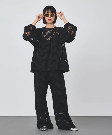 【torrazzo donna（トラッゾドンナ）】カットワークレースブラウス