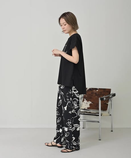 【HERENCIA（ヘレンチア）】VネックロゴTシャツ