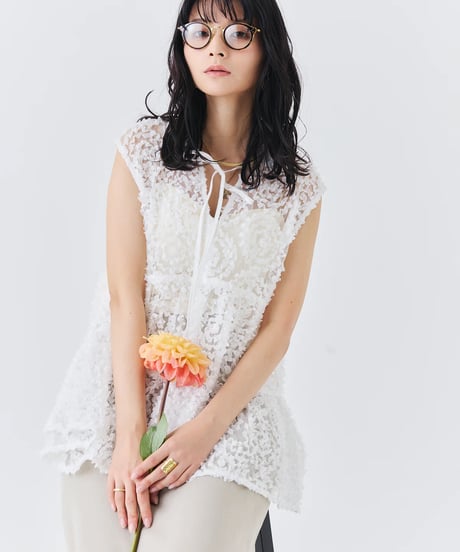 【torrazzo donna（トラッゾドンナ）】メッシュ刺繍レースノースリーブトップス