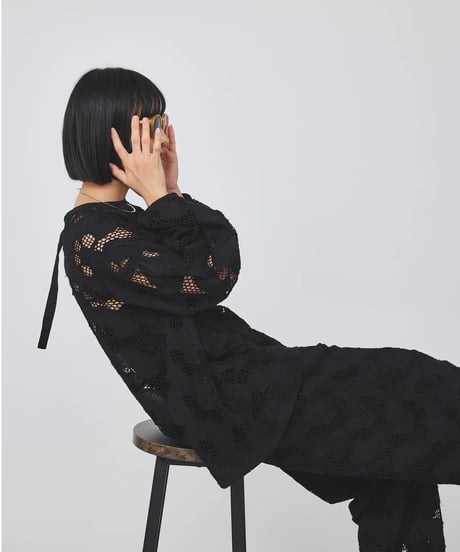 【torrazzo donna（トラッゾドンナ）】カットワークレースブラウス