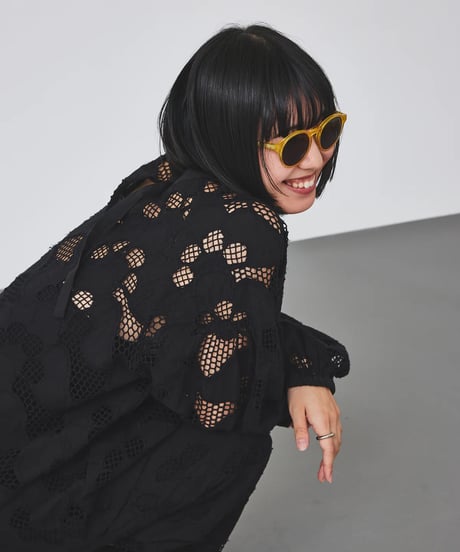 【torrazzo donna（トラッゾドンナ）】カットワークレースブラウス