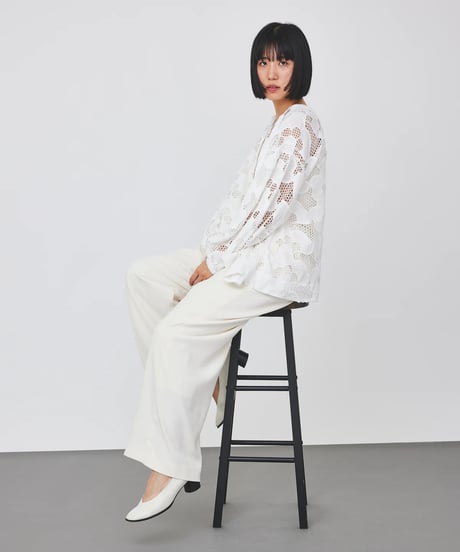 【torrazzo donna（トラッゾドンナ）】カットワークレースブラウス