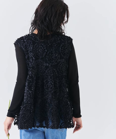 【torrazzo donna（トラッゾドンナ）】メッシュ刺繍レースノースリーブトップス