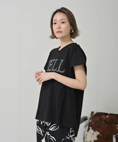 【HERENCIA（ヘレンチア）】VネックロゴTシャツ
