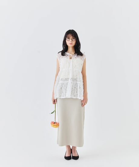 【torrazzo donna（トラッゾドンナ）】メッシュ刺繍レースノースリーブトップス