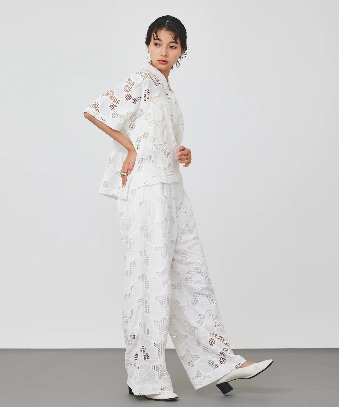 torrazzo donna（トラッゾドンナ）】カットワークレースワイドパンツ 