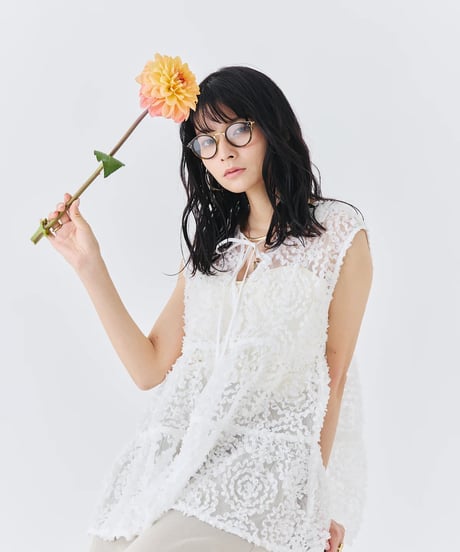 【torrazzo donna（トラッゾドンナ）】メッシュ刺繍レースノースリーブトップス