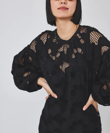 【torrazzo donna（トラッゾドンナ）】カットワークレースブラウス