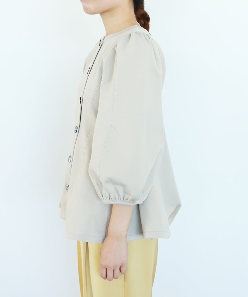 極美品　TORRAZZO DONNA バックペプラム切り替えアイボリーガーデ Torrazzo Donna TORRAZZO DONNA トラッゾドンナ 中綿入りハイブリッド