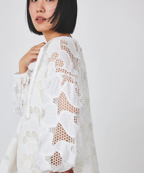 【torrazzo donna（トラッゾドンナ）】カットワークレースブラウス