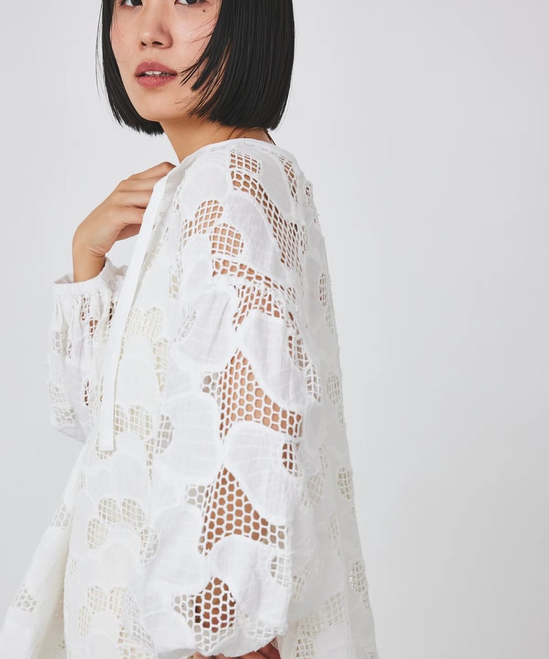 torrazzo donna（トラッゾドンナ）】カットワークレースブラウス
