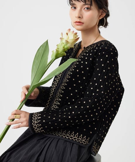 新品 Torrazzo Donna ベロア刺繍ヴィンテージ調ノーカラージャケット Torrazzo Donna（トラッゾドンナ）の「ベロア金刺繍ノーカラー